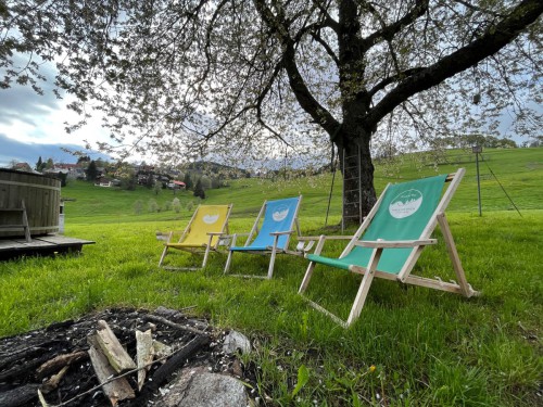 Haus-am-Bach-Todtnauberg-Feuerstelle-Liegestuehle
