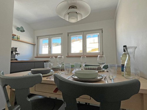 Haus-am-Bach-Todtnauberg_Ferienwohnung_Küche_Esstisch_Blick