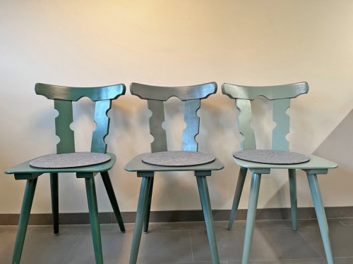 Haus-am-Bach-Todtnauberg_Ferienwohnung_Küche_Stühle