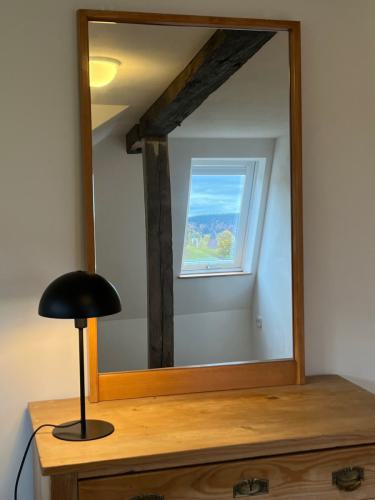 Haus-am-Bach-Todtnauberg_Ferienwohnung_Schlafen_Spiegel_Kirche