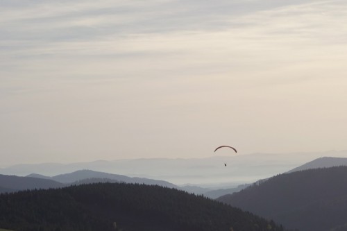 Haus-am-Bach_Gleitschirm